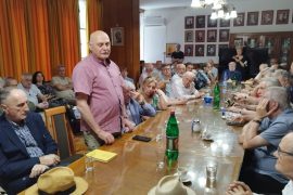 У СРПСКОЈ КЊИЖЕВНОЈ ЗАДРУЗИ: Представљена „Црна бајка“ Радована Караџића!