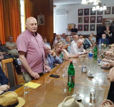 У СРПСКОЈ КЊИЖЕВНОЈ ЗАДРУЗИ: Представљена „Црна бајка“ Радована Караџића!